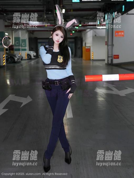 秀人网 - 彷徨在张美荧的黑色写真集里，下载需谨慎，真的。