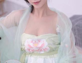 秀人网 – 泳池梦游：易阳Silvia的图集，水中幻影