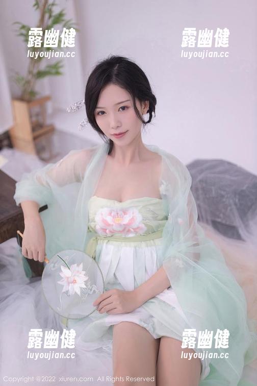 秀人网-易阳Silvia 秀人网 - 泳池梦游:易阳Silvia的图集,水中幻影