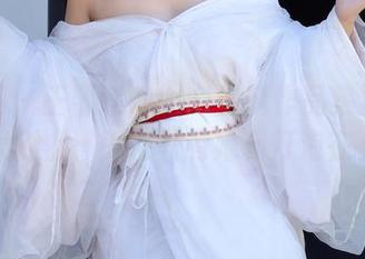 秀人网 – 王馨瑶Yanni圣诞作品集更新：那颗大树上，为何只有她和灯泡在互动？