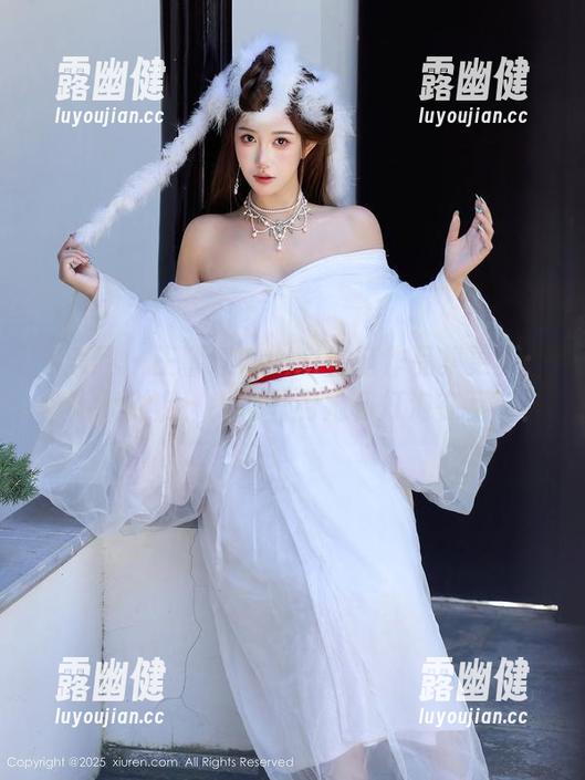 秀人网 - 王馨瑶Yanni圣诞作品集更新：那颗大树上，为何只有她和灯泡在互动？