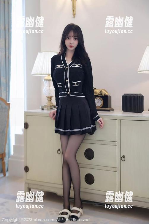 秀人网 - 邹晶晶女王短裙图片：裙毯下散发的“小心机”