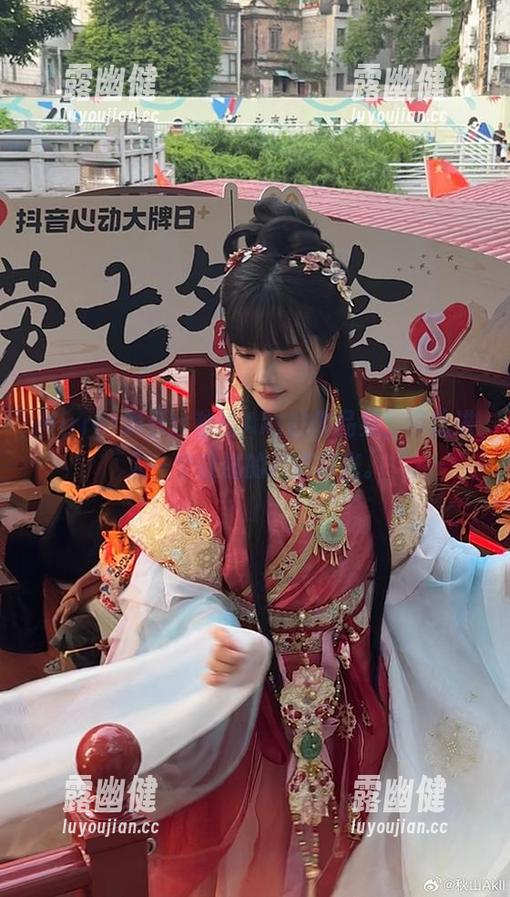 Mirror彩云：秋山AkI的作品集，带我进入一个轻盈的高清时光。