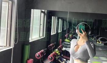 微密圈 – 我说童小芯的姐姐私拍，就像她手里的美图，惹人注目。