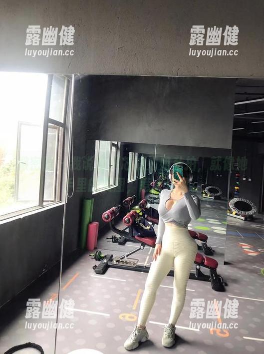微密圈 - 我说童小芯的姐姐私拍，就像她手里的美图，惹人注目。