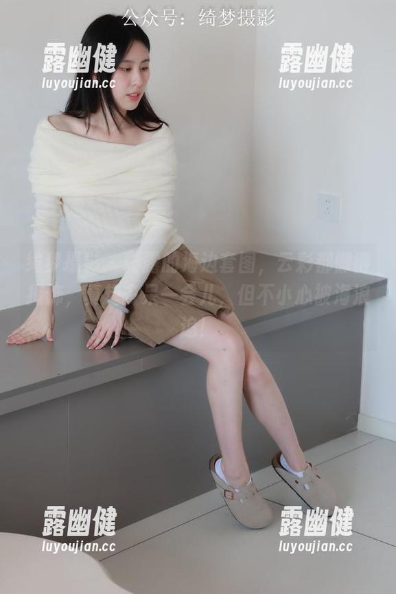 绮梦摄影 - 露露的海边套图，云彩都懒得掩饰，真想多呆一会儿，但不小心被海浪追！
