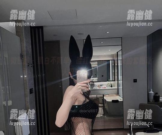 微密圈 - 黑白不简单，脸红Dearie带来的套图让人忍俊不禁。