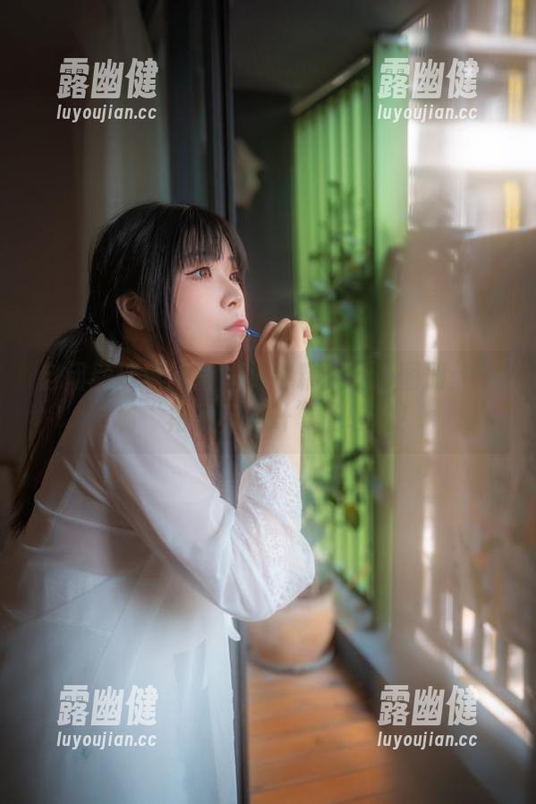 自闭颜球球 自闭颜球球的奢华林中精灵cos图册:一场“裙子和树叶”的较量!