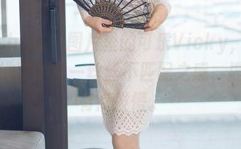 花漾show – 图片里的可乐Vicky，这旗袍和她真的有一丝丝不匹配之感，搞得我有点发懵。