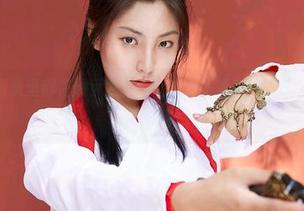 蜜桃社 – 图集里都在展示怎样让制服“发光”——Cris_卓娅祺的疯狂实验