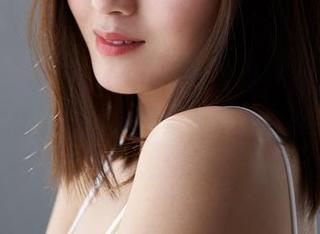 蜜桃社 – 梦乃Mandy的写真好像在做某种“文化羞耻”的实验，定制制服不简单。