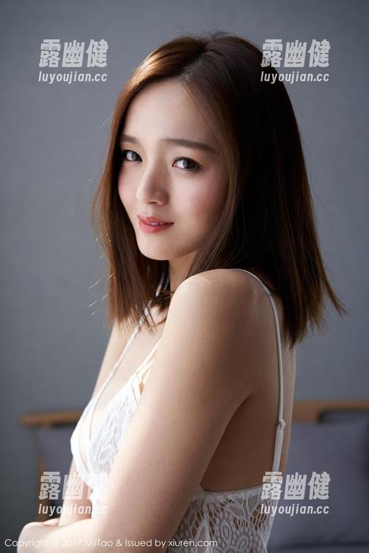 蜜桃社 - 梦乃Mandy的写真好像在做某种“文化羞耻”的实验，定制制服不简单。