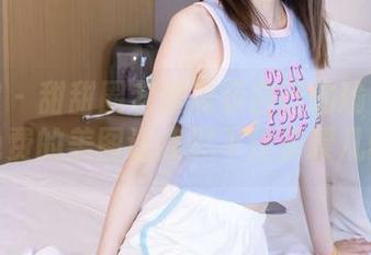 袜啵啵 – 甜甜圈老爱展示自己的瑜伽动作，免费的美图让我忍不住多瞟几眼！