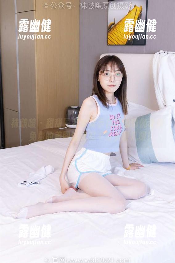 袜啵啵 - 甜甜圈老爱展示自己的瑜伽动作，免费的美图让我忍不住多瞟几眼！