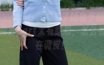 袜啵啵 – 一组令人想多了的稚予短黑丝图片：脚尖那part太有意思，怎么看怎么像在调皮！