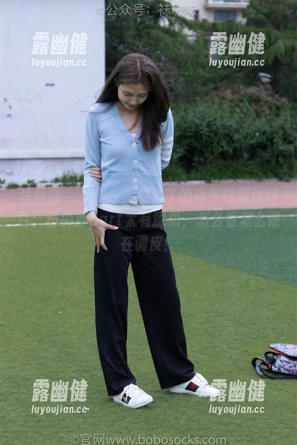 袜啵啵 - 一组令人想多了的稚予短黑丝图片：脚尖那part太有意思，怎么看怎么像在调皮！