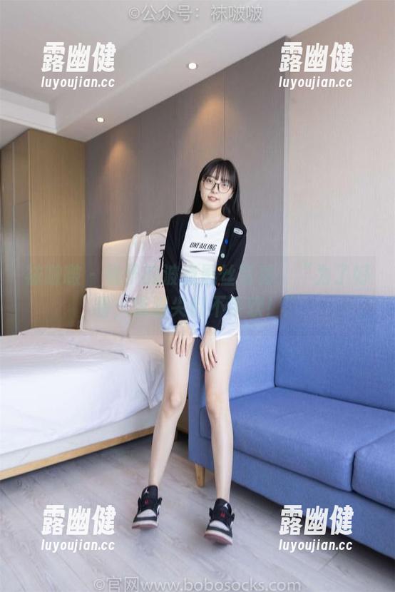 袜啵啵 - 稚予的波点黑丝写真：“为了好看，连脚尖都不手软！”