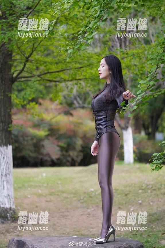 微密圈 - 看看辣妈女神的JK写真，天呐，我的眼睛可以吗？