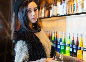 青豆客 – 更新了！施忆佳短裙系列，好像有些事情值得期待呢。