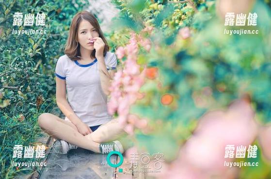 青豆客 - 想在施忆佳的油亮作品里转个圈，可能会迷失，也可能会无意中深吸一口气。