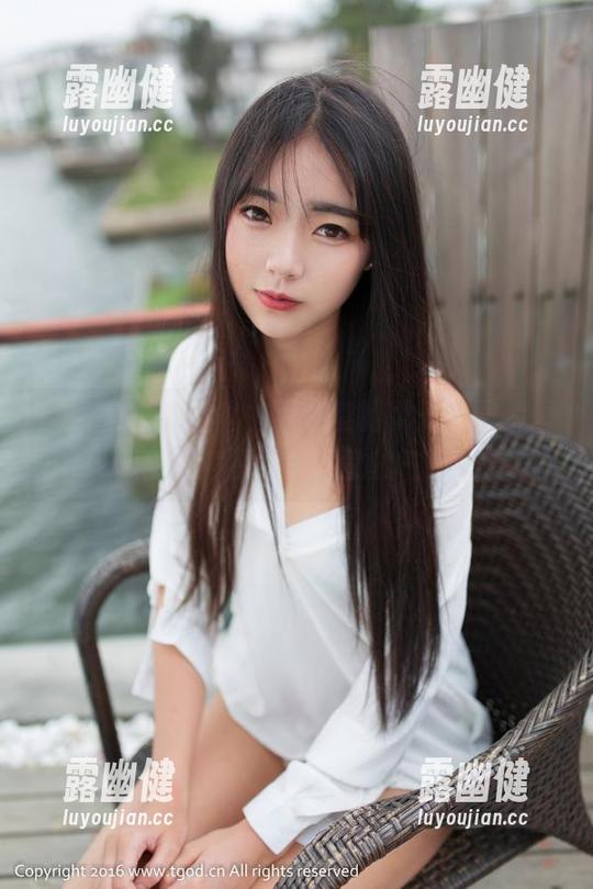 青豆客-罗婉莹 青豆客 - 宝藏博主罗婉莹的夏天,图片里似乎漂浮了几丝懒散的气息。