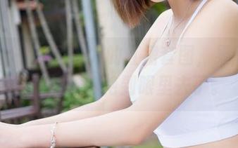 魅妍社 – 小乔Joyi的红裙套图，果然是红唇不扶，鲜艳到眼里去了。