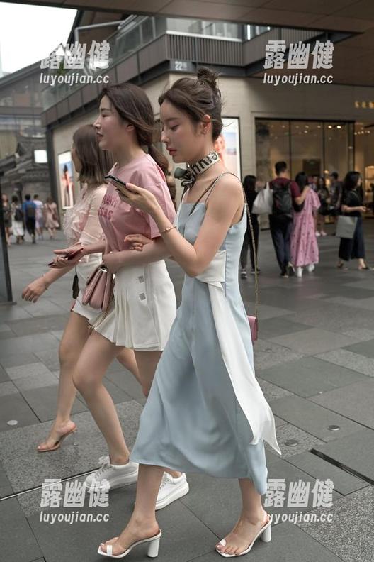 魔镜街拍 - 高清！曼曼的甜心写真集，能否挤进你的屏保名单？