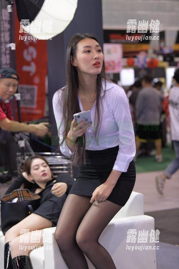 魔镜街拍 - 在线艾小青，漫展成了乐园，资源分发申请即将开放！