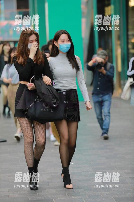 魔镜街拍 - 给我一套芝芝的蓝色泳衣图包，随时随地体会蓝海的温柔，下载走起！