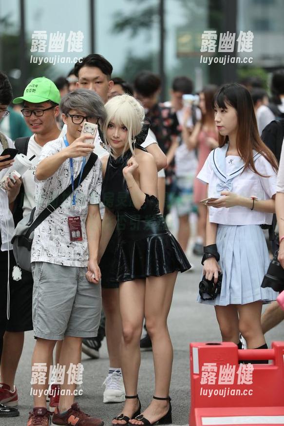 魔镜街拍 魔镜街拍给私房灵感,黑丝与格子裙的图包能否引发热议?