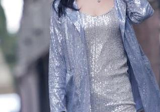 在魔镜街拍和这条淡黄色连衣裙的交互中，下载一份诡异的美好吧！